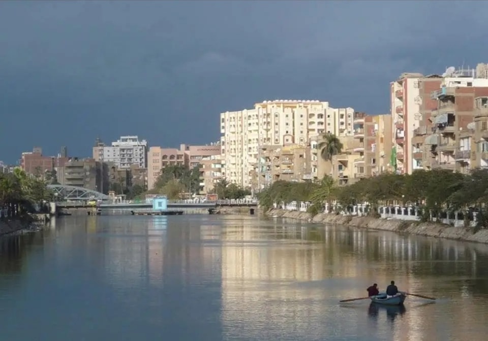 شقة للبيع 210 متر دور تاني علوى ع البحر مباشرة ف برج بأسانسير بالقرب من موقف الباجور و المطحن من شركة الوسيط العقارية بشبين الكوم