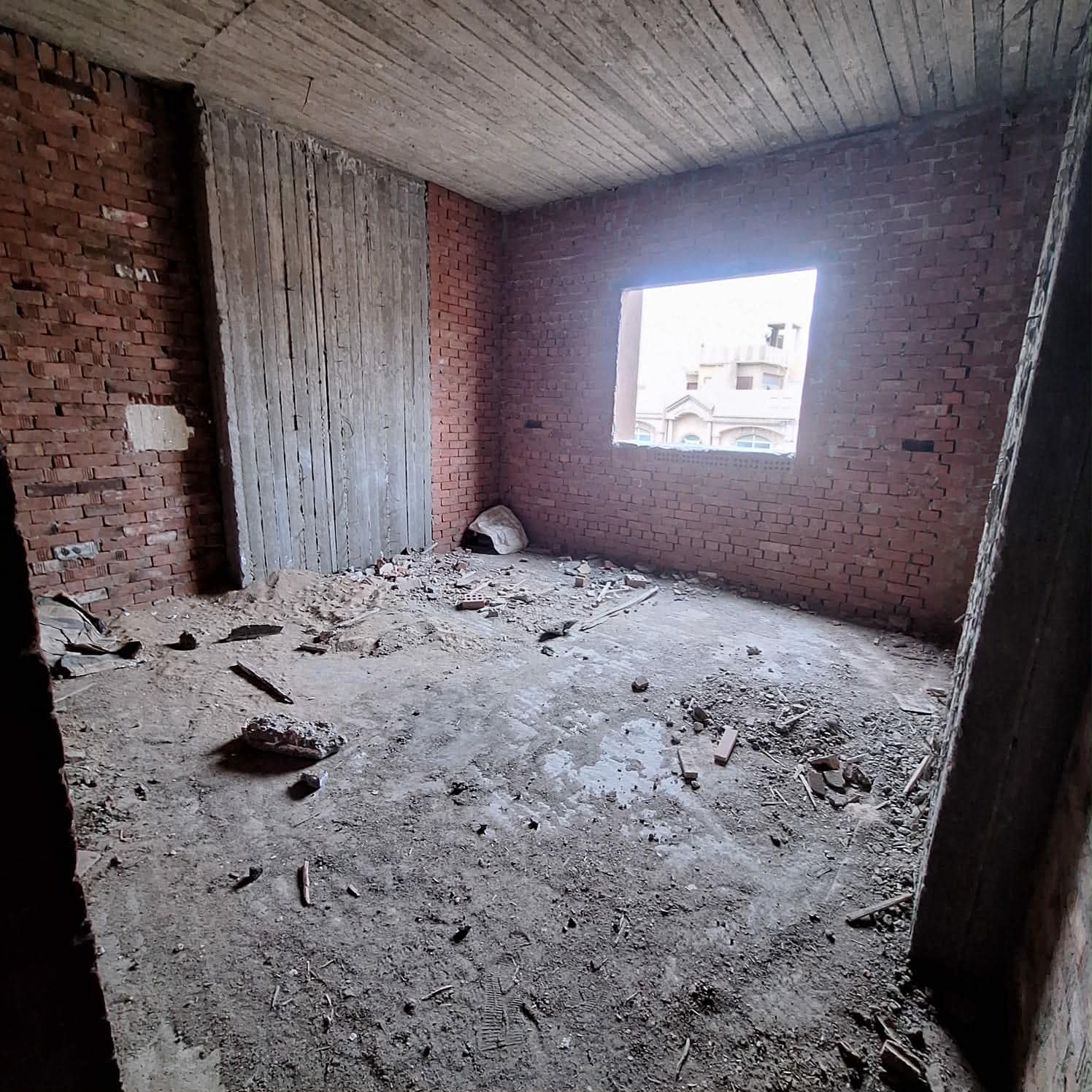 شقة للبيع 165 متر دور خامس ف برج جديد ع شارع طلعت حرب الرئيسى بالقرب من المستشفى العسكري من شركة الوسيط العقارية بشبين الكوم