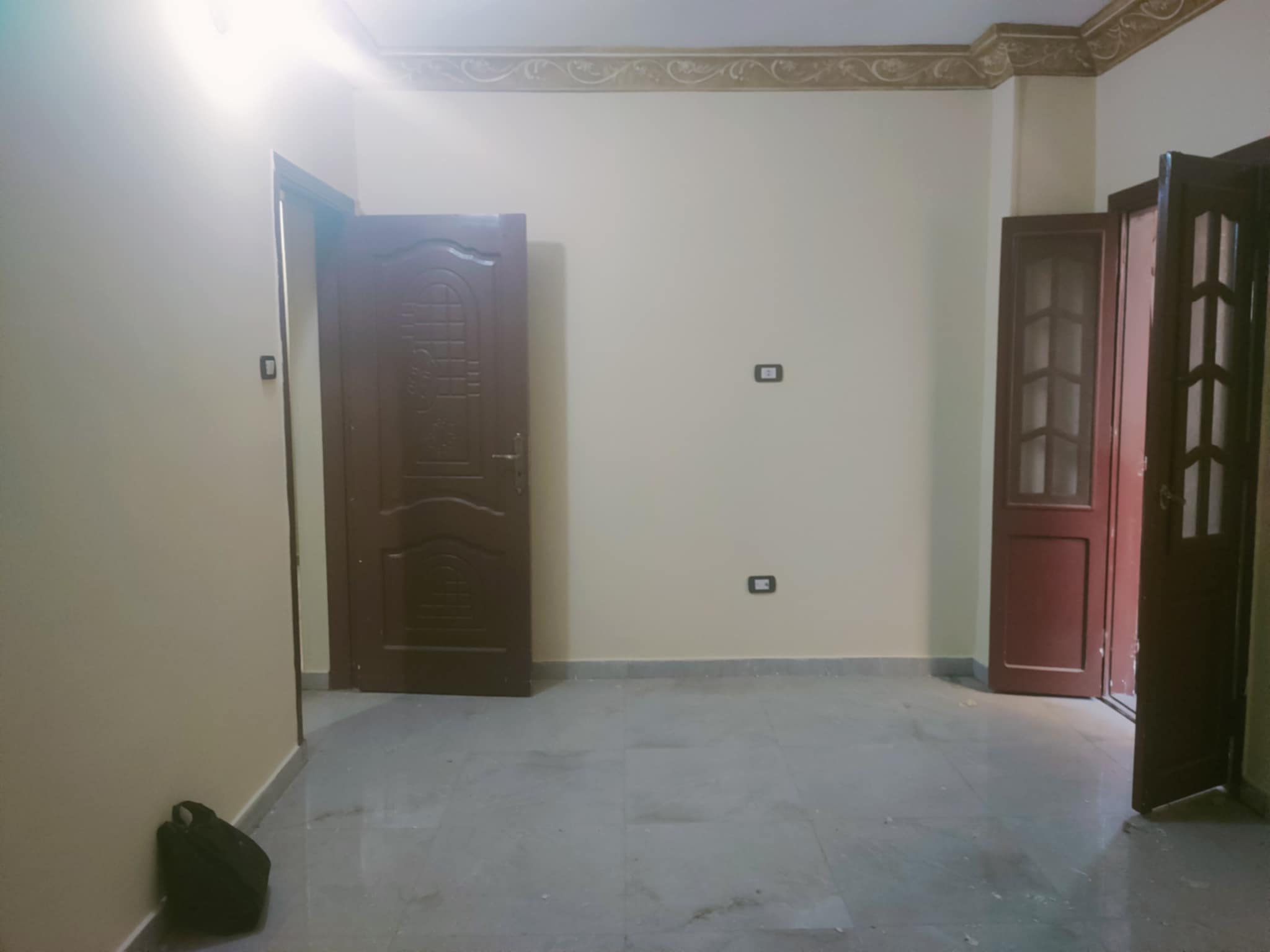 شقة ايجار 90 متر تشطيب سوبر لوكس دور أول علوي بالقرب من مدرسة طه حسين و شارع السجن بالبر الشرقى من شركة الوسيط العقارية بشبين الكوم
