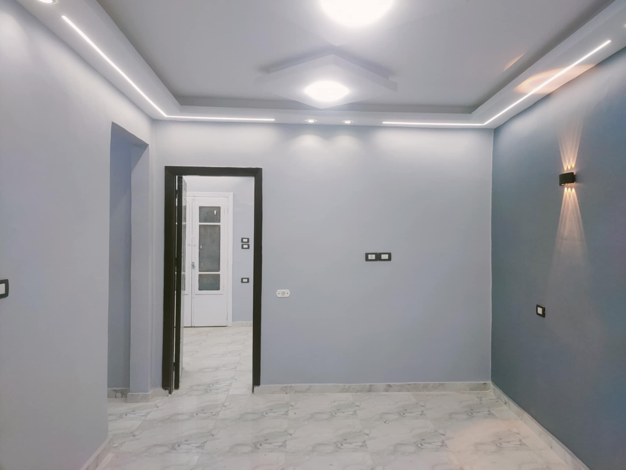 شقة اداريه للايجار 80 متر تشطيب سوبر لوكس دور تاني ع الرئيسى و البحر بالقرب من كوبري عمر افندي من شركة الوسيط العقارية بشبين الكوم