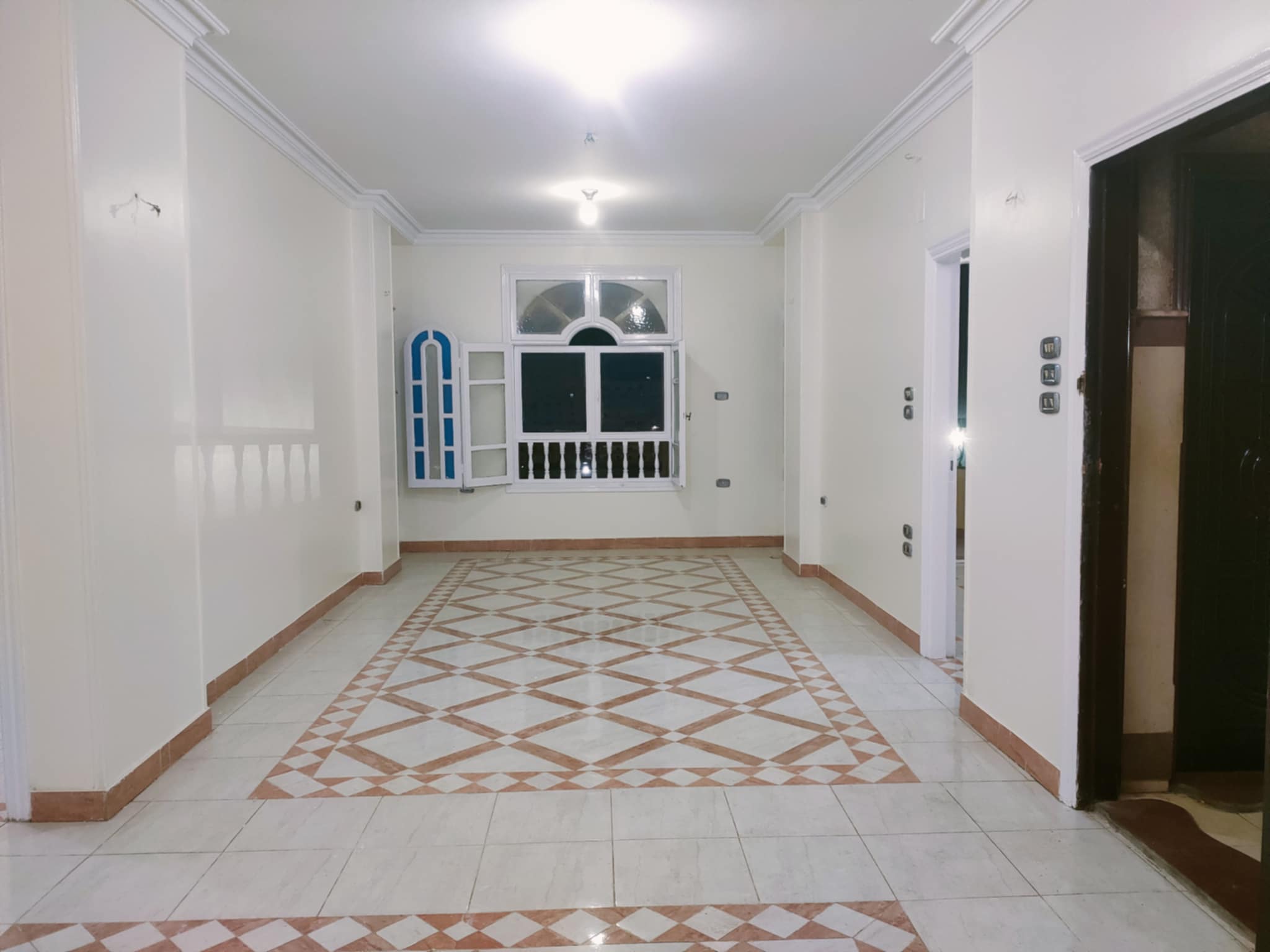 شقة ايجار 225 متر واجهه بحريه تشطيب سوبر لوكس ع الشارع الرئيسى مباشرة بالقرب من المستشفى العسكري بالبر الشرقى من شركة الوسيط العقارية بشبين الكوم