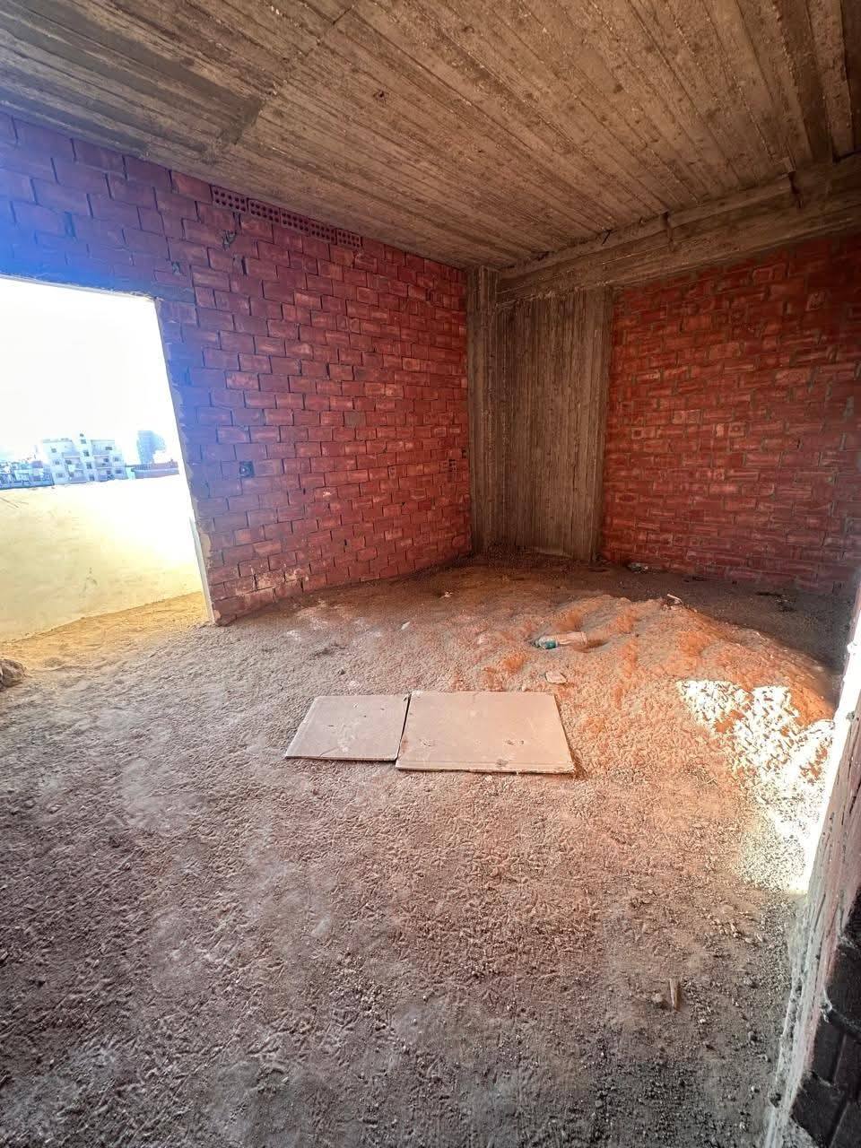 شقة للبيع 128 متر ع الطوب دور خامس ف برج بأسانسير بالقرب من مدرسه صلاح خطاب بطريق ميت خاقان من شركة الوسيط العقارية بشبين الكوم