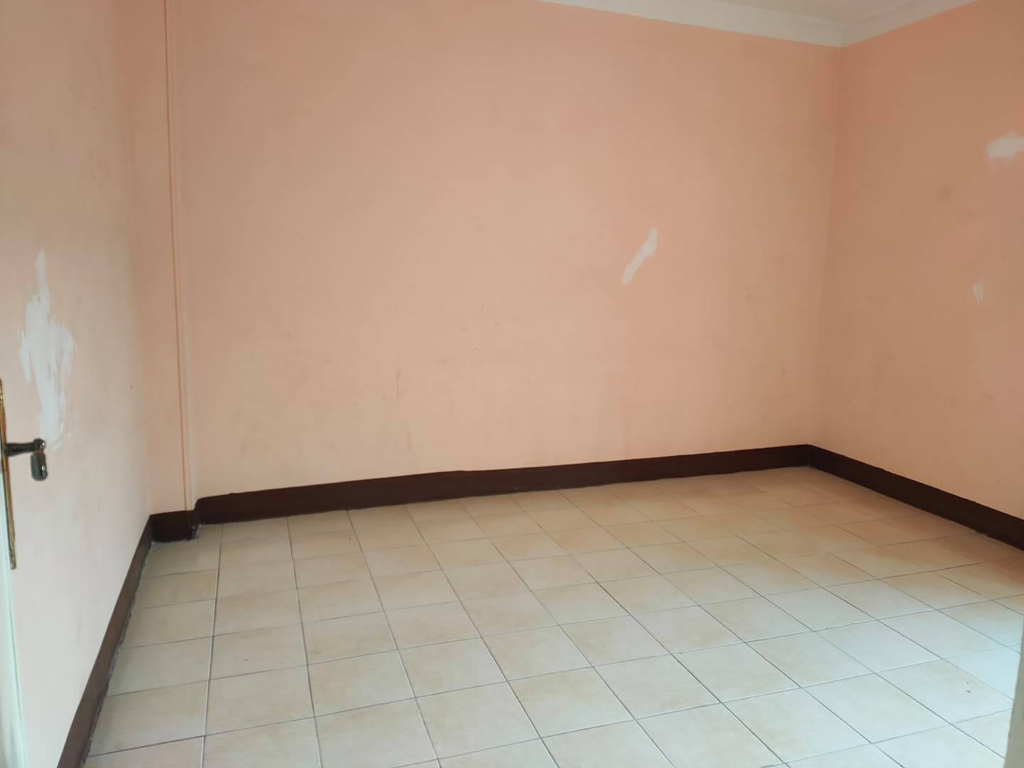 شقة إيجار بمساحة 135 متر تشطيب لوكس دور رابع علوى بشارع جانبى من شارع